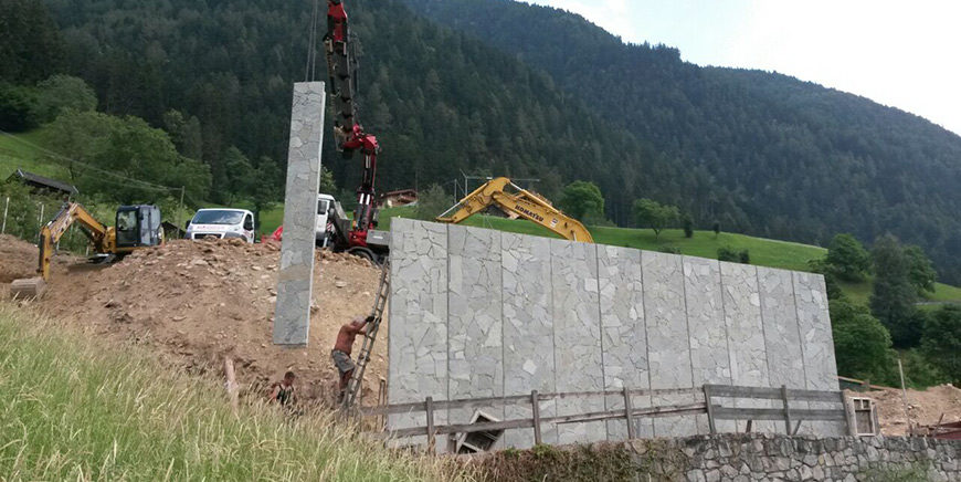 Elementi da parete rivestiti in pietra e in mattone paramano