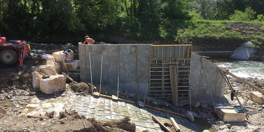 Elementi da parete rivestiti in pietra e in mattone paramano